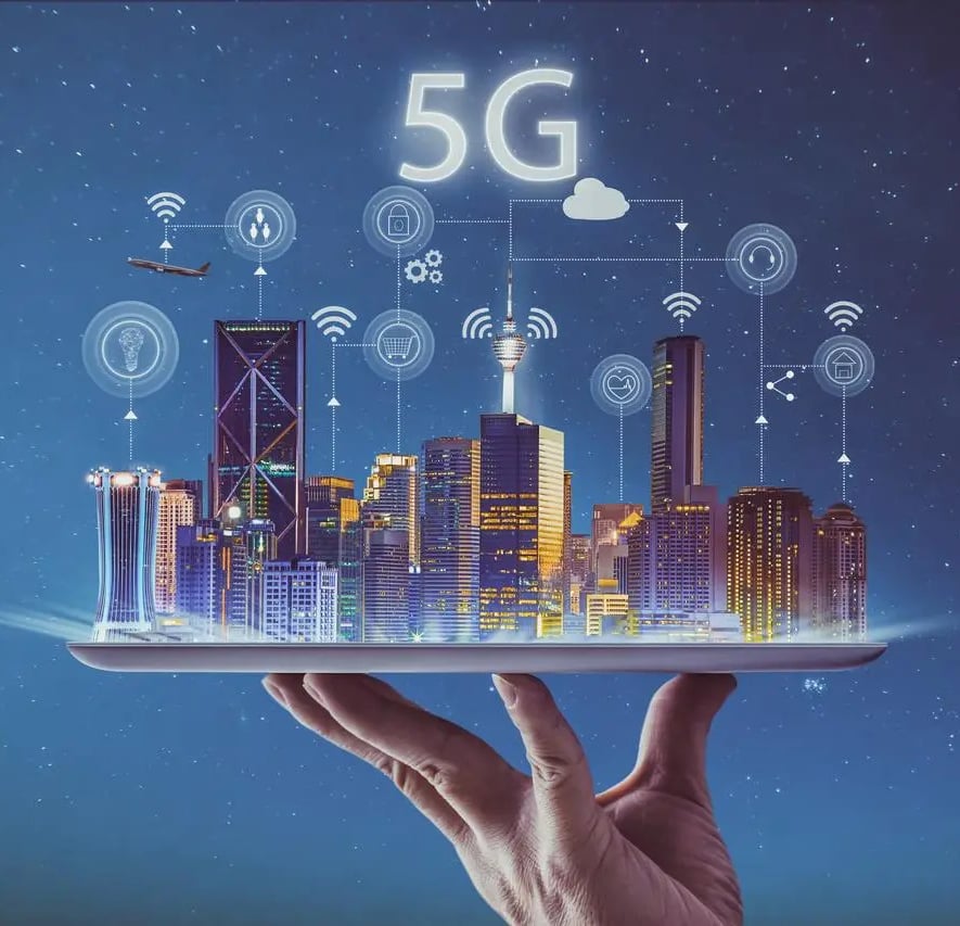 5G bietet ultraschnelle Downloads von bis zu 10 Gbit/s und extrem niedrige Latenzzeiten, ideal für datenintensive Anwendungen wie Streaming, Online-Gaming oder Virtual Reality. Mit höherer Netzkapazität ermöglicht 5G stabile Verbindungen für viele Geräte gleichzeitig, ohne Qualitätsverlust.  Ein weiterer Vorteil ist die einfache Installation: Kein Festnetzanschluss notwendig, einfach das 5G-Modem anschließen und loslegen. Perfekt für Haushalte ohne Glasfaser oder mit häufigem Wohnortwechsel. 5G ist die zukunftssichere Lösung für schnelles und flexibles Internet – auch in abgelegenen Regionen.